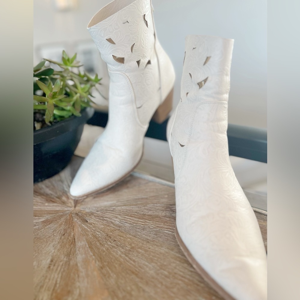 Acacia White Floral Embossed
Cutout Pointed-Toe Ankle Booties